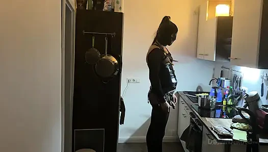 Mutfak fetişi fışkırtma çılgınlığı - olgun sürtükler her yere sırılsıklam