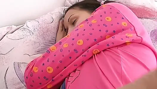 Doyumsuz Genç Esmer Ve Yaşlı Adamla Vahşi Grup Seks