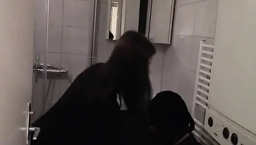 Tanrıça Gloria kölesini tokatlıyor