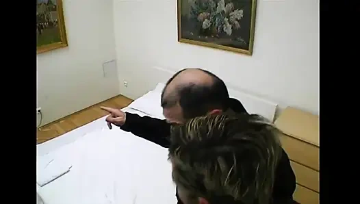 Klasik pornoda olgun bir çiftin mastürbasyonu