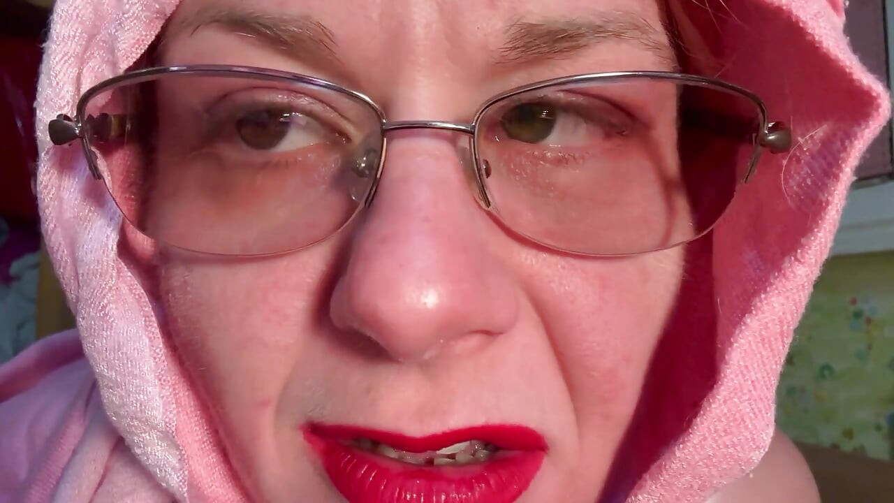 Baskın üvey anne üvey oğlunu cezalandırıyor ve aşağılıyor