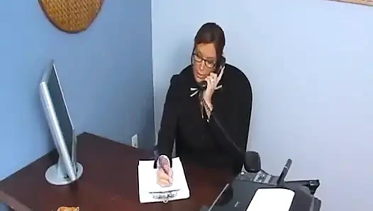 Orta yaşlı seksi kadının müdürünün alışılmışın dışında dersi