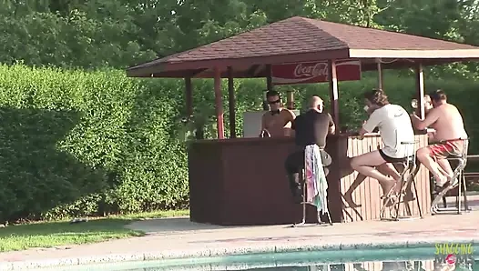 Oğlan oyuncağı orta yaşlı seksi kadına içkisini servis etti ve sonra anal seks yaptı