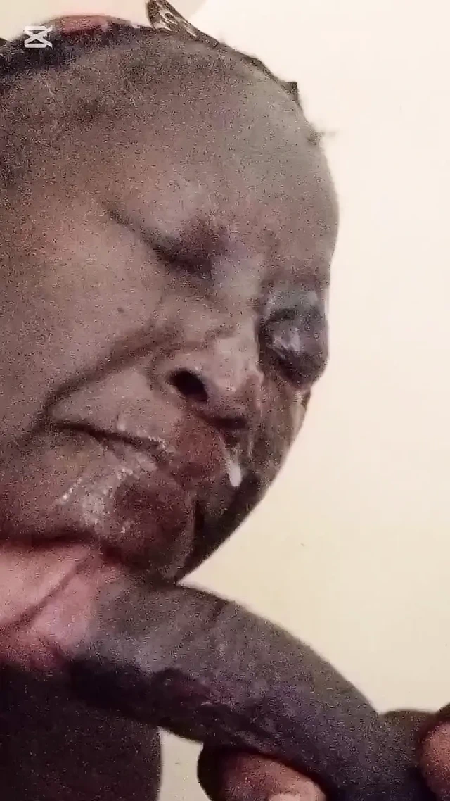 İri Güzel Nine Torununa Gırtlağına Kadar Sakso Çekiyor Sikiliyor Ve Yüzüne Boşaltıyor