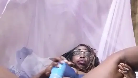 Seksi üvey anne üvey oğlu evde yokken sikişiyor.