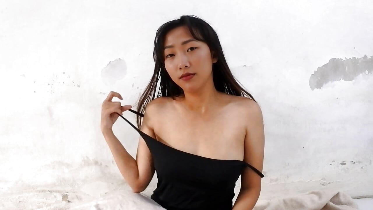 Asyalı orta yaşlı seksi kadın parmakla mastürbasyon