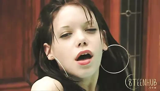 8teenhub - jakuzideki Auburn kıllı tatlı kız su jetlerinde ve dildoyla boşalıyor.