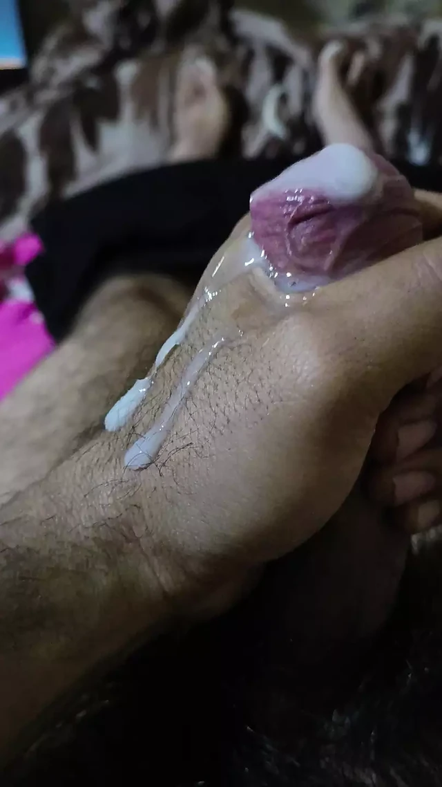 Горячая дрочка сзади вызывает огромный камшот от моего большого члена.