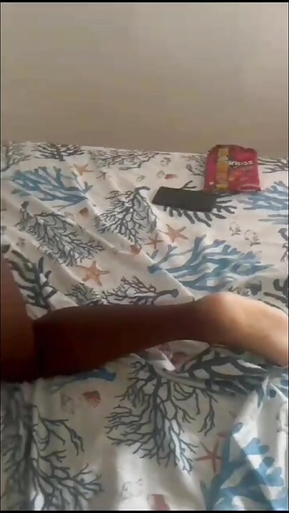 Üvey kız kardeşinin götünü açıyor