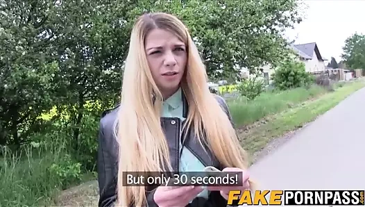 Büyük memeli bebek ella para için yarağa biniyor