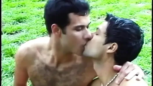 İki azgın adam çimlerde oynayan birkaç Brezilyalı ateşliye katılmaya karşı koyamıyor