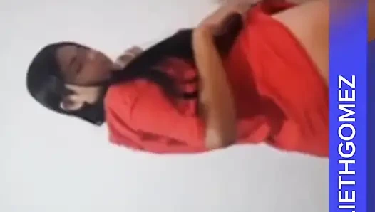 Porno aktrisi Yulieth Gomez büyük göğüslerini gösteriyor