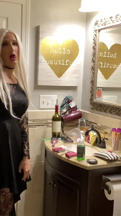 Emo travesti göt tıkacı takıyor ve mastürbasyon yapıyor