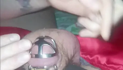 Kocası bekaret kemerinden serbest bırakıldı ve tekrar tekrar sikildi bölüm 1