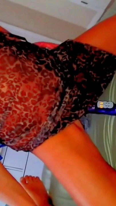 Aldatan evli kadın prezervatifsiz döllenmeden çok tahrik oluyor, vibratörünü alıyor ve hemen sonra orgazm olması gerekiyor | Klip 1