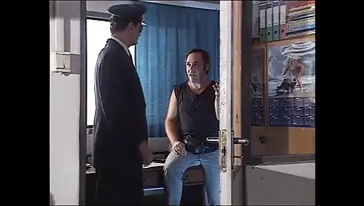 Büyük yaraklı iki adam onları siktiğinde iki azgın fahişe tatmin oluyor