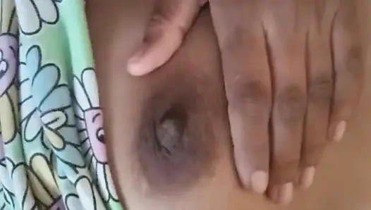 Sri-lankisches mädchen musterbation im badezimmer mit Dildo lust mit dicken möpsen und nasser muschi