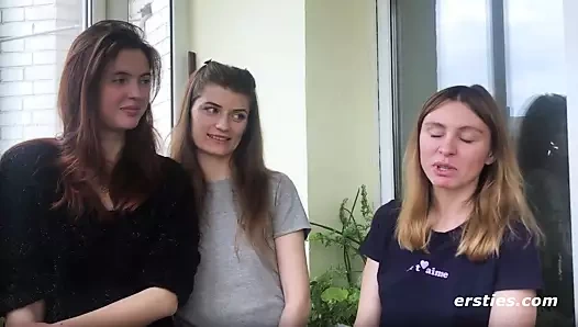 Ersties - kızlar biraz ıslak lezbiyen eğlencesi var