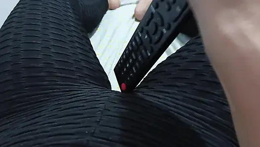 Büyük memeli orta yaşlı seksi kadın spor salonundan eve geliyor, eğitmeni tarafından çok tahrik oluyor ve amcığı ve göğüsleriyle oynamaya başlıyor