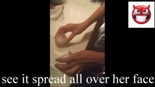 Tencereyi kremayla doldurun ve yüzünün her tarafına yayıldığını görün2