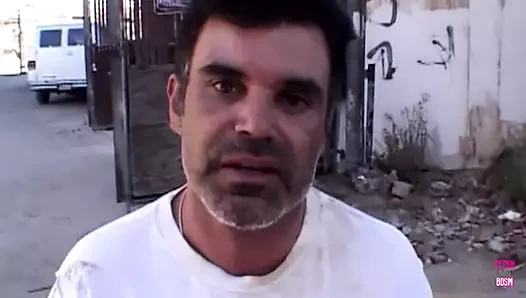 Siyah çoraplı sürtük sarışın büyük götünü tokatlarken sert anal seks yapıyor