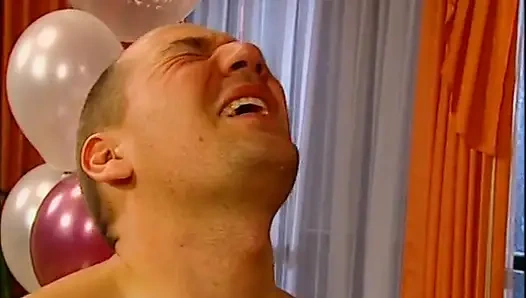 Olgun sürtük için çifte penetrasyonlu üçlü seks