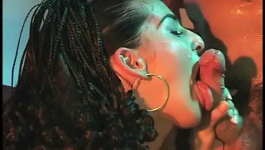 Falcı güzel bir İspanyol yarağını domaltarak alıyor