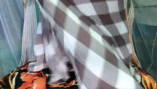 Yeni kızla amını parmaklıyor ve fışkırtıyor