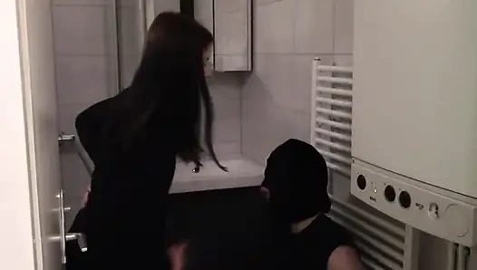 Tanrıça Gloria kölesini tokatlıyor