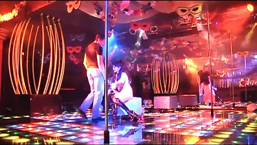 Gece kulübünde kıllı amcık iki kez götten sikiliyor