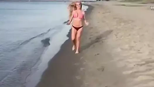 Zıplayan memeler kumsalda koşuyor