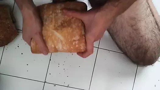 Ekmek somunlarını sikiyor