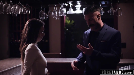 Saf tabu, genç garson masum evli patronu baştan çıkarır