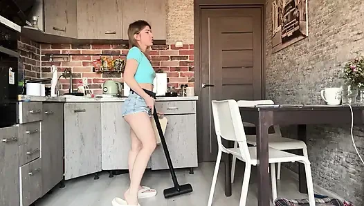 Temizlikçi kadın dayanamadı ve şortunu ıslatıyor