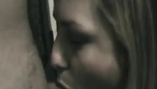 Tombul sarışın orta yaşlı seksi sürtük o yarağı çok sert emiyor
