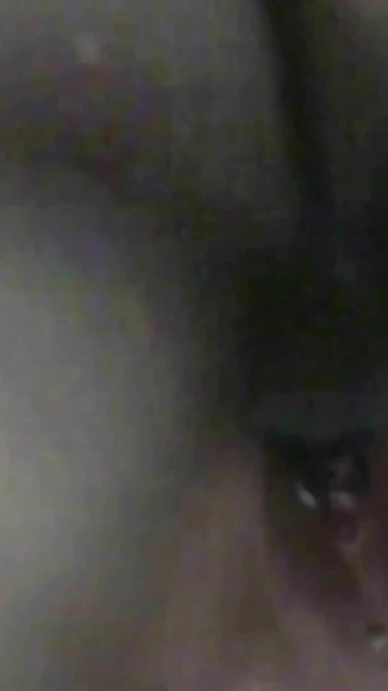 Эмоциональный момент из "милфа Надя поедает кримпай в тройничке ЖЖМ с большим черным членом"