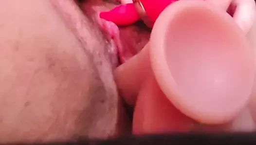 Yalayan vibratörle boşalıyor