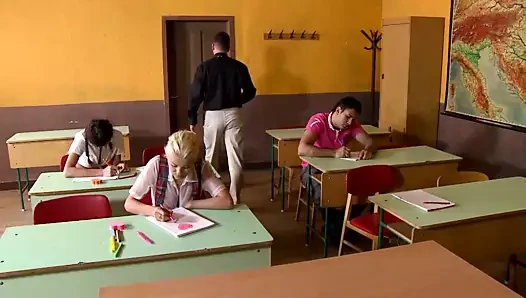 Teen'in eski bir büyük horoz ile sıcak deneyimi