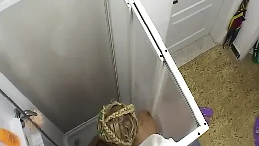 İki sarışın ıslak duşa dokunuyor ve vücut oyunu yapıyor