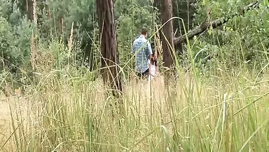 Küçük memeli Alman hatun pirsingli amını ormanda parçalıyor