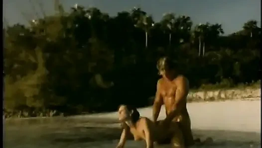 Adada mahsur kalan büyük yaraklı adam seksi bronzlaşmış orta yaşlı seksi kadını sikiyor