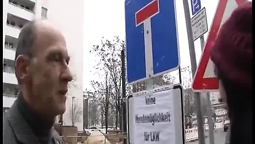 Taksi Şoförü Yolcularını Sikiyor - Azgın Alman Taksici Seksi Misafirleri Arka Koltukta Ham Sikiyor