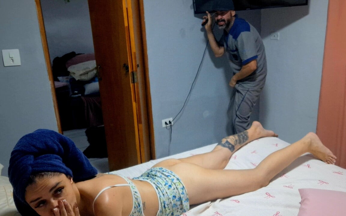 Kablo TV Teknisyeni Iç Çamaşırı Olmadan Aldım Ve Ona Prezervatifsiz Vajina Verdim!