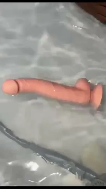 Seksi Sarah kendi kendine eğleniyor ve seks oyuncağını kendi üzerinde kullanıyor | Klip 2