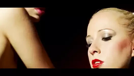 Melek denemek boşalmak üzerinde saç