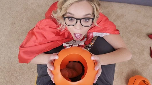 Üvey kız kardeş lolipopla erkek kardeşinin yarağını kandırıyor veya tedavi ediyor