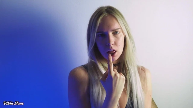 Güzel vikki emme ve yalama yeni yapay penis