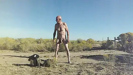 Dışarıda pronghorn avlarken güzel bir gün. Etrafta başka kimse yoktu. Çıplak olmayı tercih ederim!