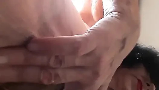 Pencerenin önünde, pencere açık