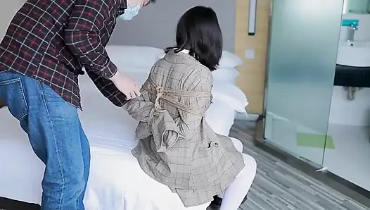 Hui09 - beyaz çoraplı jk kız iplerle yatağa bağlı.